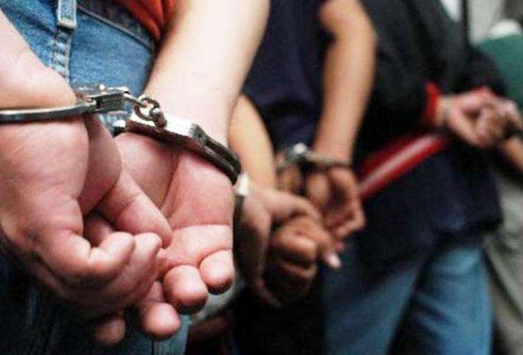 Circulaban contra la vía y fueron capturados tras persecución