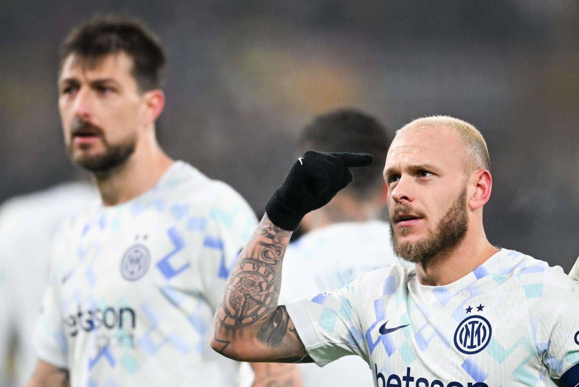 Federico Dimarco (d), del Inter de Milán, celebra con sus compañeros un gol contra el Borussia Dortmund, en el partido disputado este miércoles, correspondiente a la última jornada de la fase liga de la Liga de Campeones. EFE/ FABIAN STRAUCH