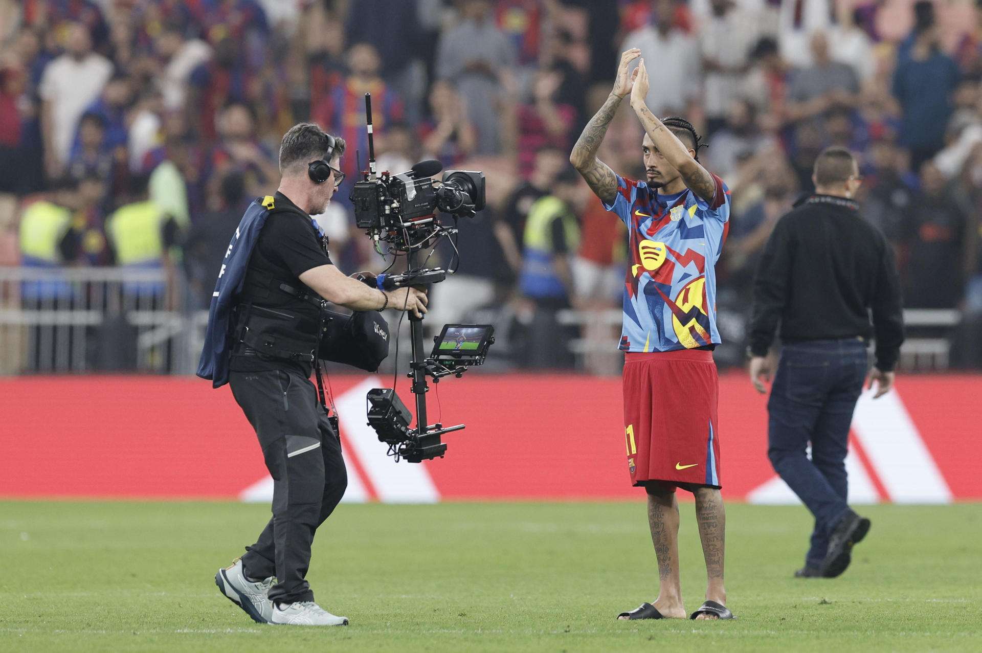 El delantero brasileño del FC Barcelona, Raphinha, a la finalización del partido de la Supercopa de España que han disputado el FC Barcelona y el Athletic Club, este miércoles en el estadio Alinma Bank Stadium at King Abdullah Sport, en Yeda. EFE/ Kai Forsterling