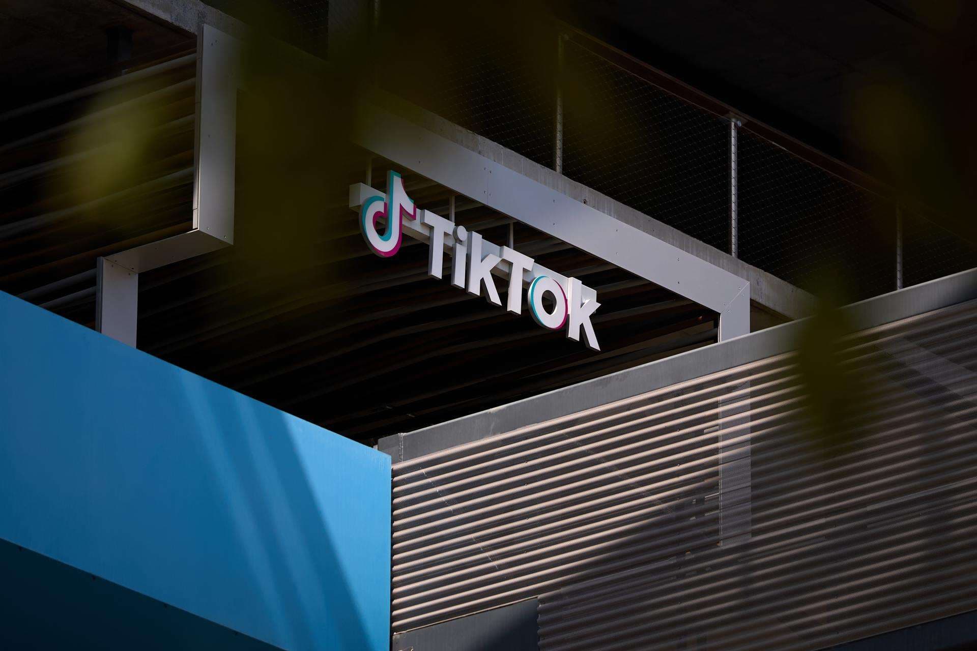 Fotografía de archivo en donde se ve el logo de TikTok. EFE/ALLISON DINNER
