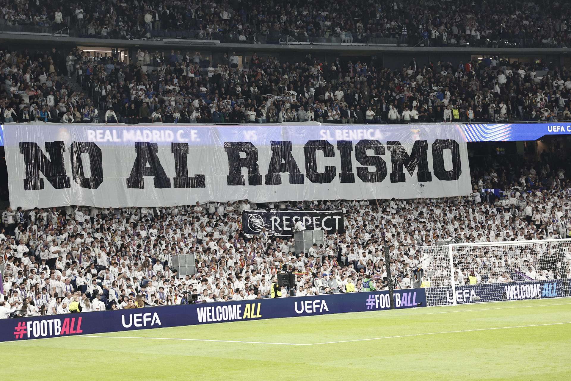 No al racismo y Respect, el apoyo del Bernabéu a Vinícius