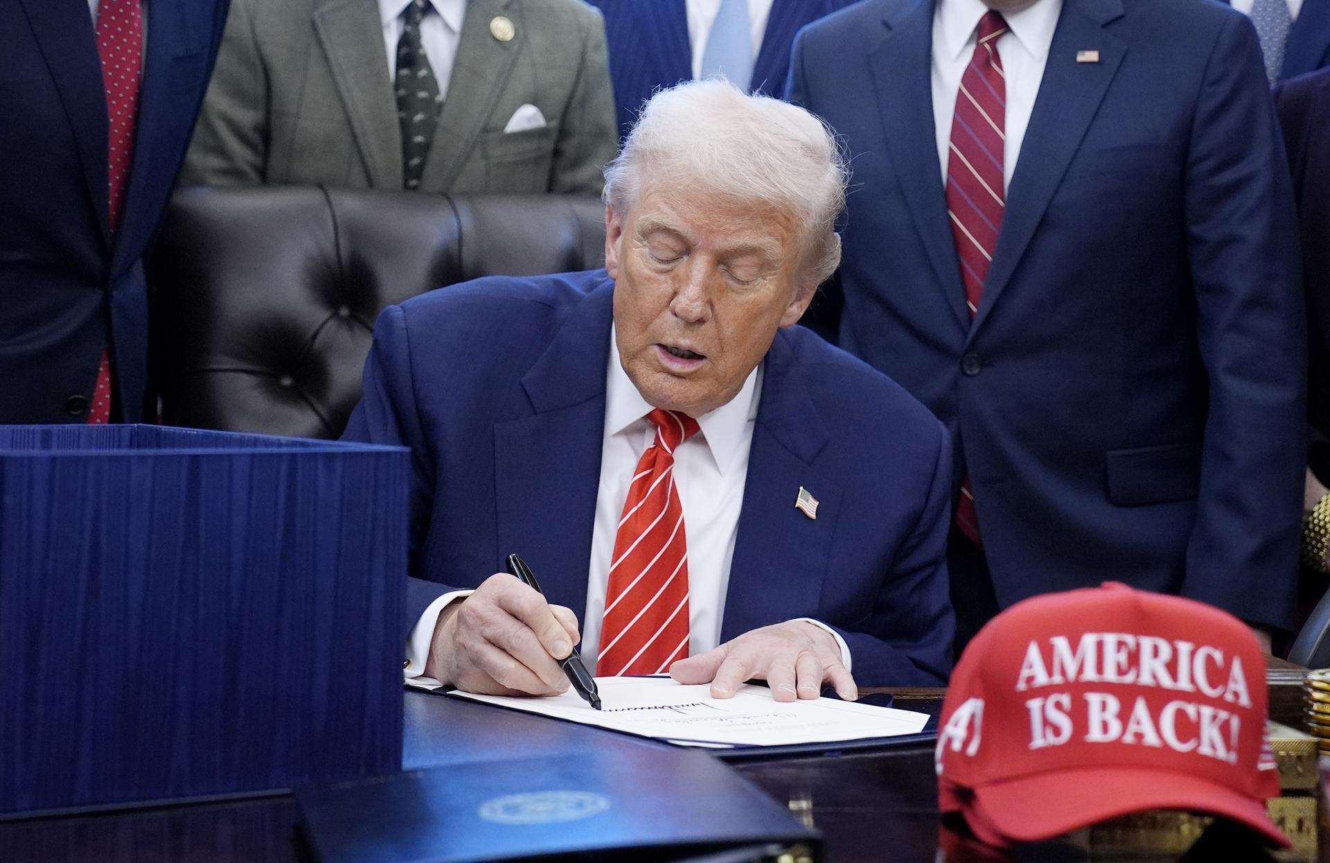 Trump firma la ley para reabrir el Gobierno de EE.UU.