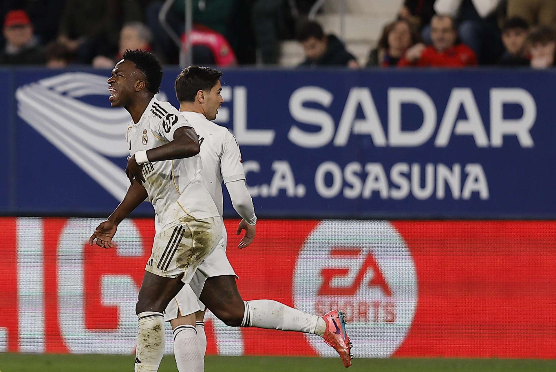 LaLiga denuncia cánticos "Vinicius, muérete" y "Asencio, muérete" en el Osasuna-R.Madrid