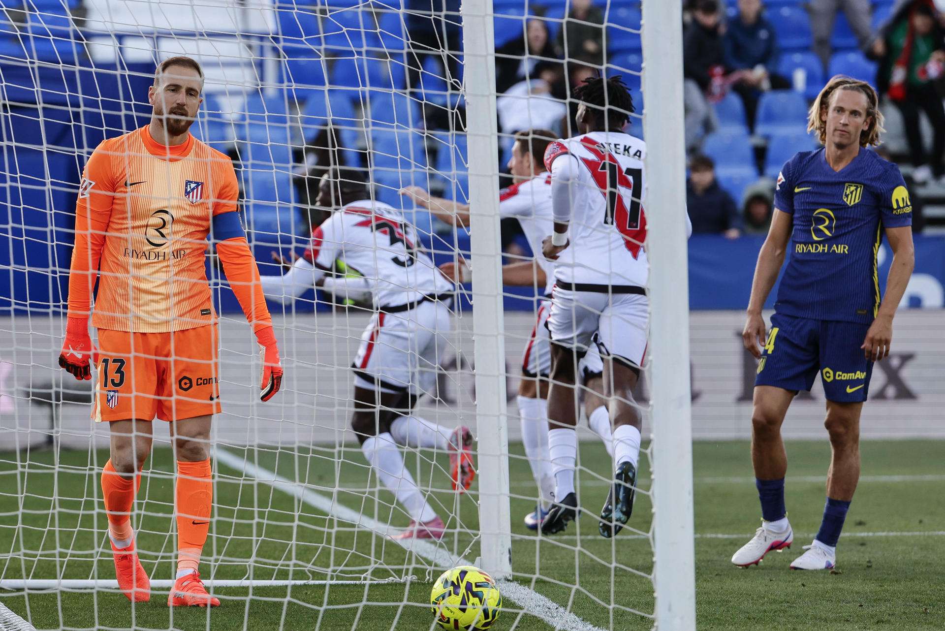 Los jugadores del Rayo Vallecano celebran su tercer gol durante el partido de la jornada 24 de LaLiga que disputaron el Rayo Vallecano y el Atlético de Madrid, en el estadio Butarque de Leganés, este domingo. EFE/Mariscal