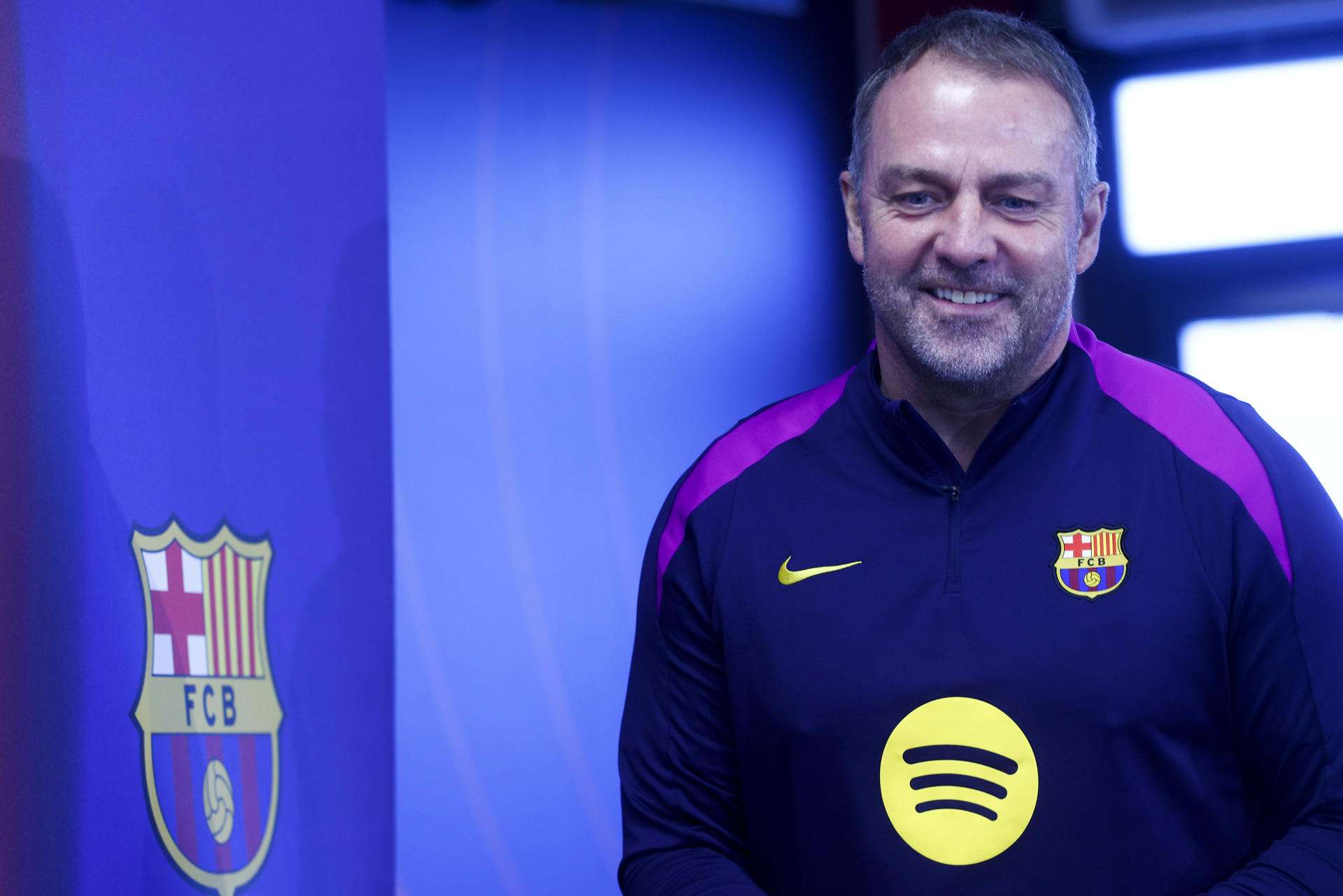 Flick: "A veces los jugadores me ven como un abuelo"