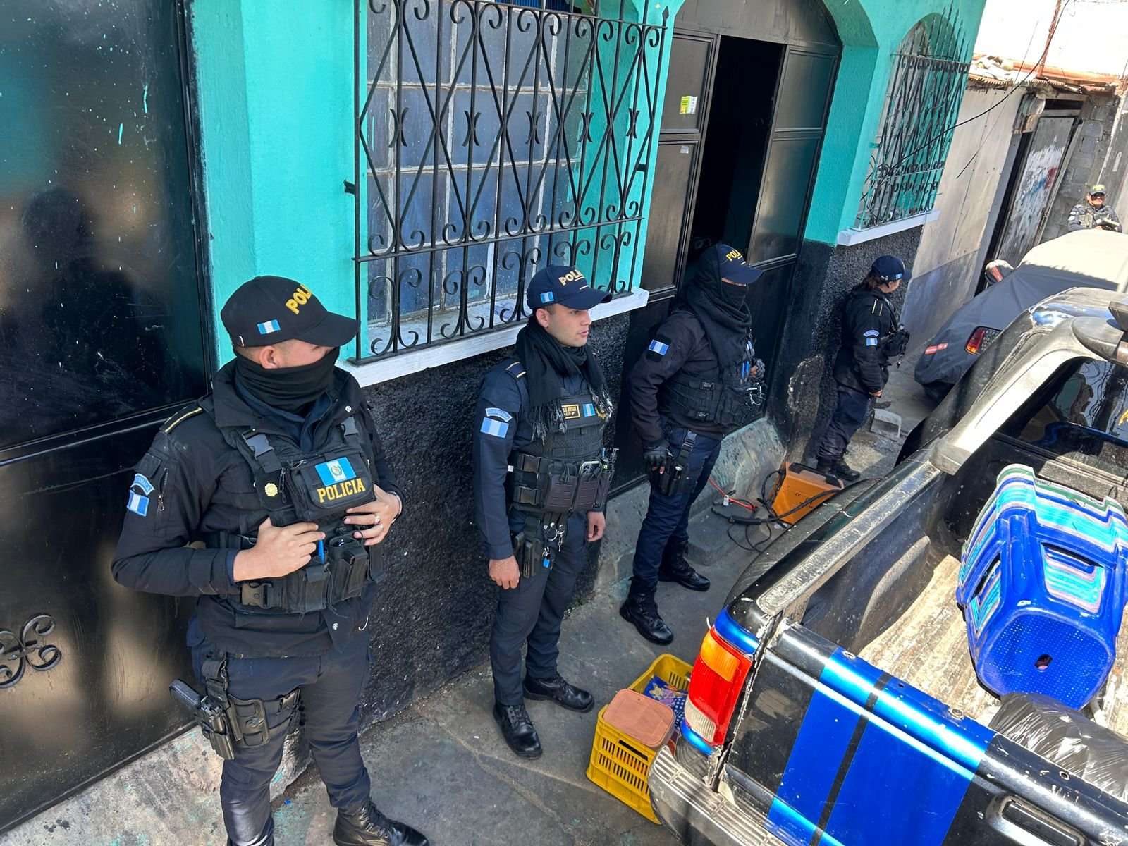 PNC localiza droga y material bélico durante allanamiento en zona 3