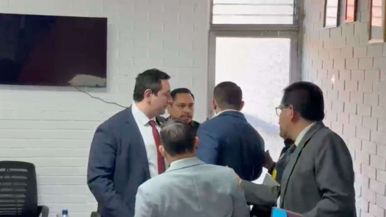 EN VIDEO | Señalamientos de corrupción derivan en altercado entre Chic y director del SP
