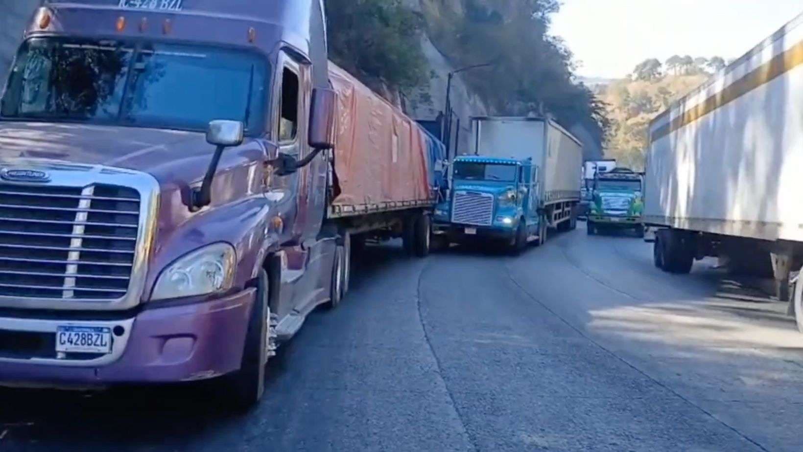 Accidente entre tráileres bloquea carriles rumbo a la capital