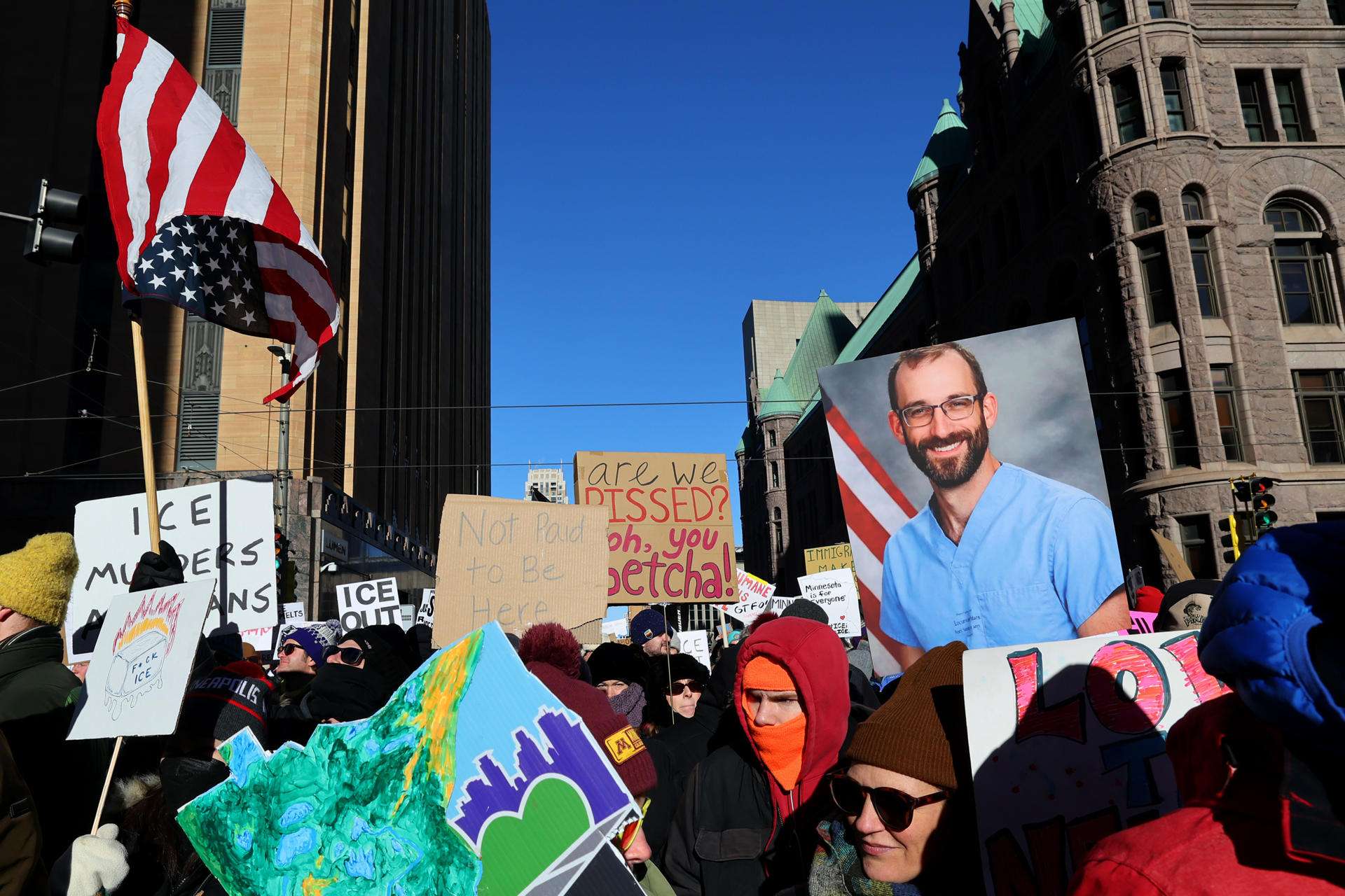 Foto de archivo de personas que sostienen un carteles durante una marcha contra el Servicio de Inmigración y Control de Aduanas de Estados Unidos (ICE) del viernes 30 de enero de 2026, en Mineápolis (EE.UU). EFE/ Adam Bettcher