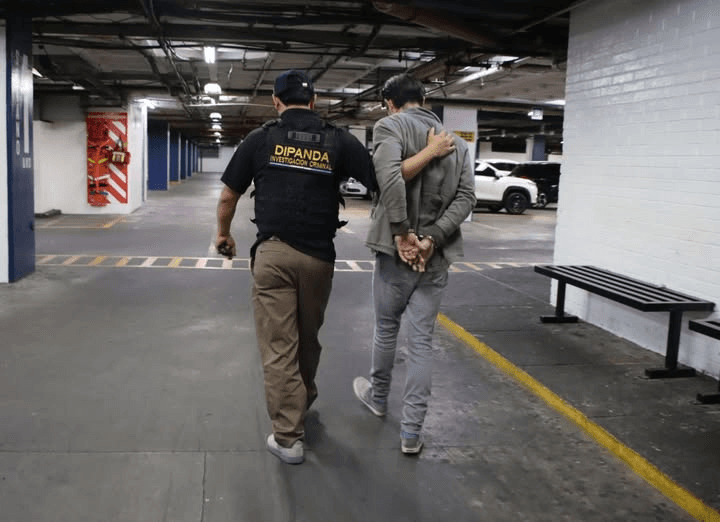 Cuatro veces buscado, una vez detenido: PNC captura a peligroso extorsionista en Guatemala