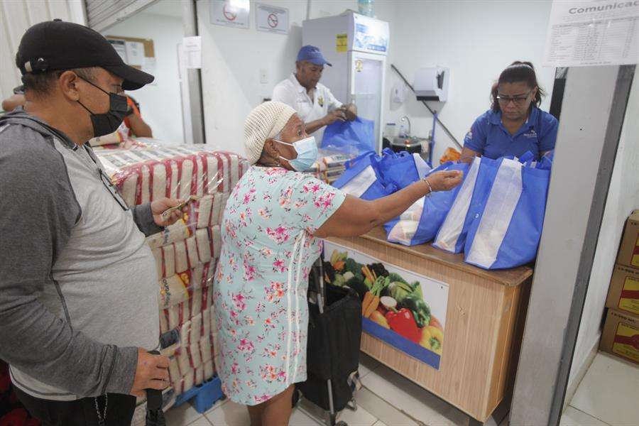 Panameños se aglomeran para comprar alimentos en tiendas del Gobierno