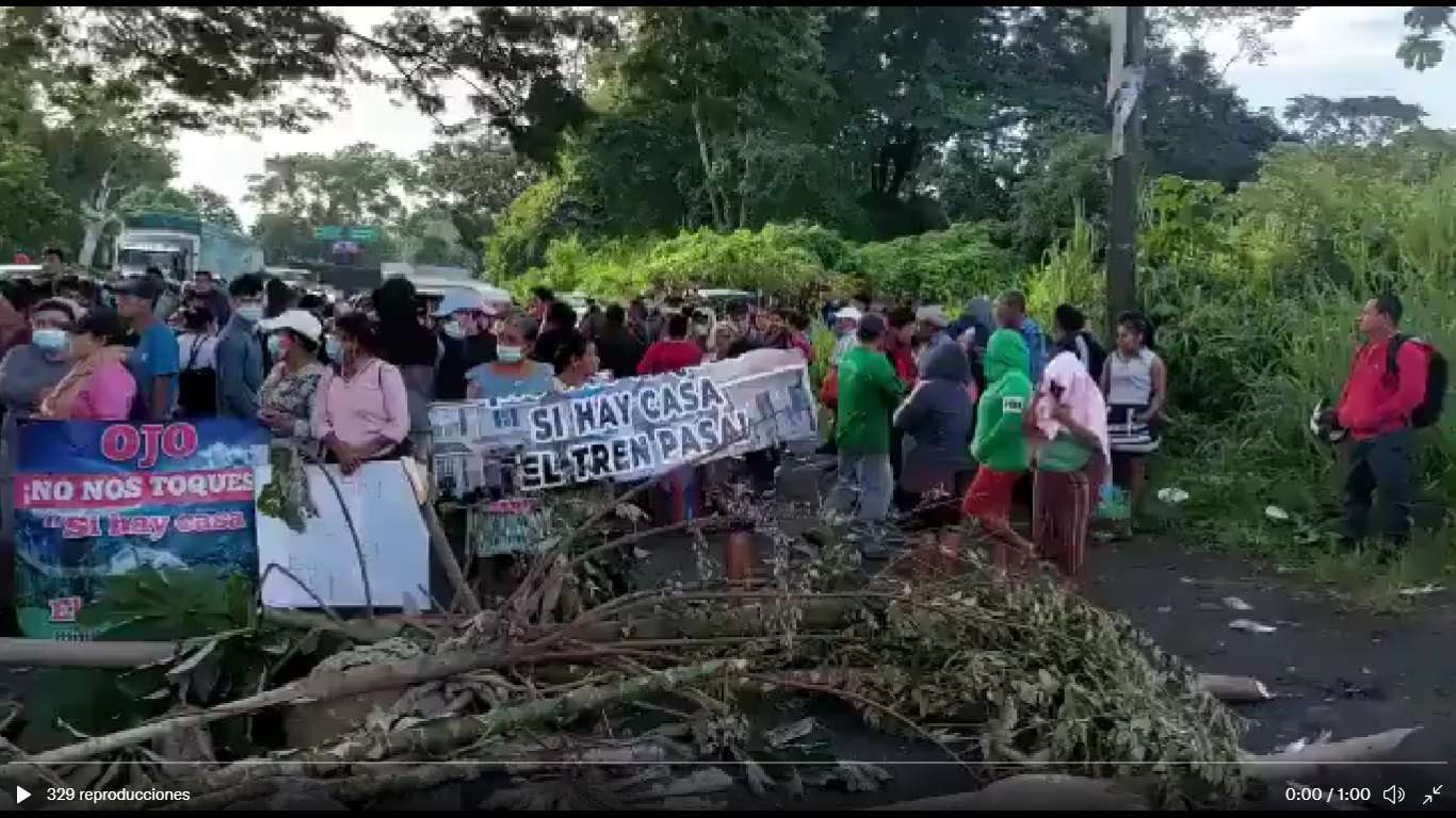 Habitantes de la línea férrea bloquean rutas en contra de desalojo