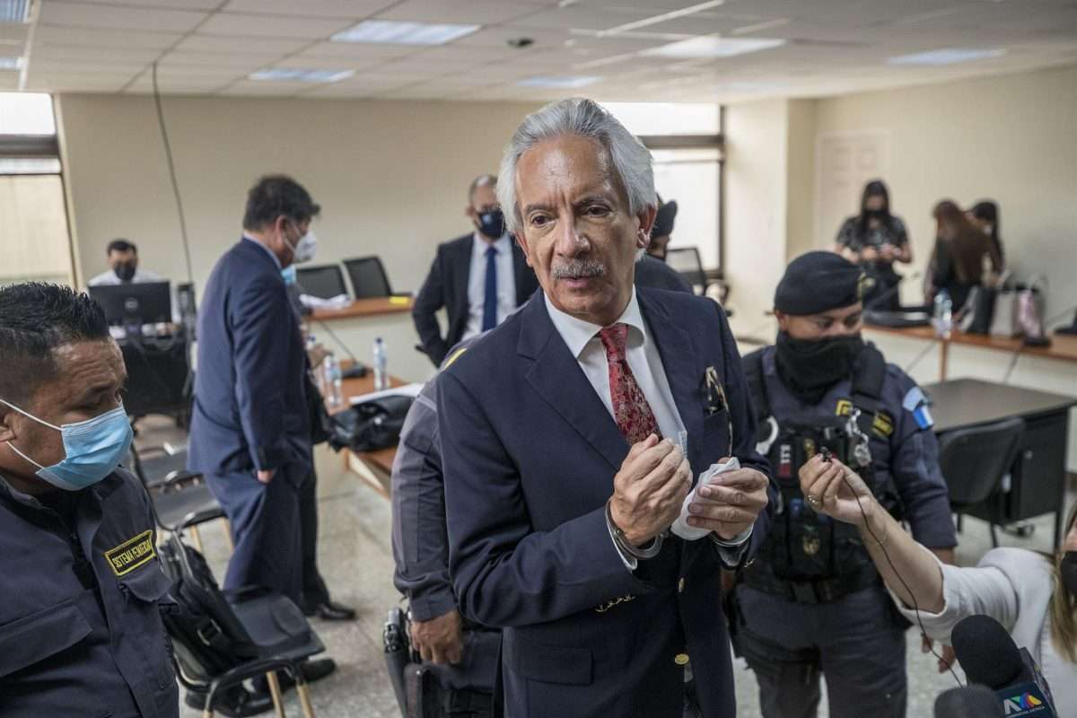 El periodista y presidente de El Periódico, José Rubén Zamora, reacciona durante la audiencia de primera declaración hoy, en un juzgado guatemalteco, en Ciudad de Guatemala (