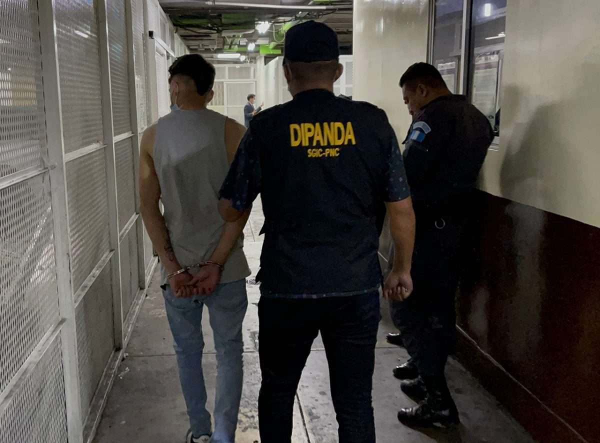 Caen dos extorsionistas, entre ellos una adolescente con alerta Alba Kenneth