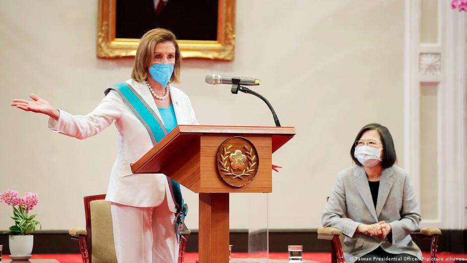 La presidenta de Taiwán Tsai Ing-wen (derecha) condecoró a Nancy Pelosi con la Orden de las Nubes Propicias por su "apoyo" al territorio taiwanés.
