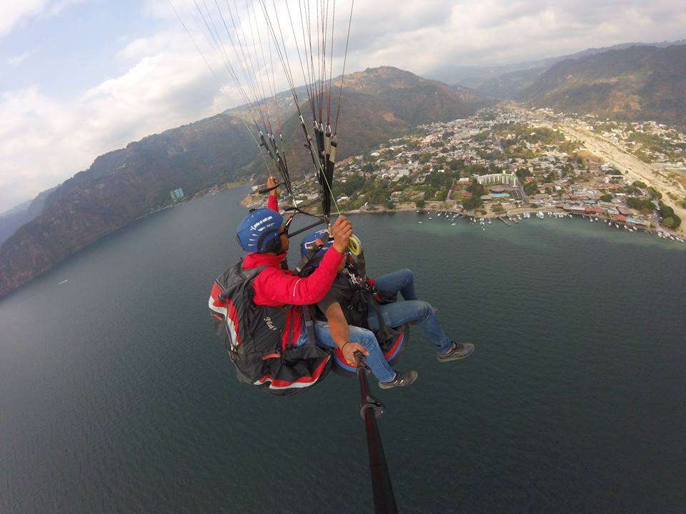Si lo extremo es lo suyo, debe sobrevolar el lago de Atitlán en parapente