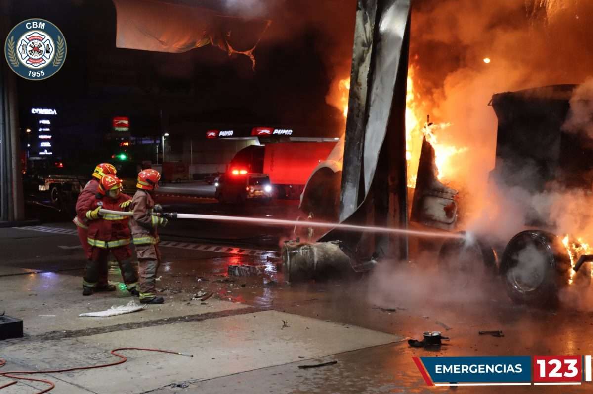 VIDEO | Así ardió en llamas un tráiler que chocó contra una gasolinera