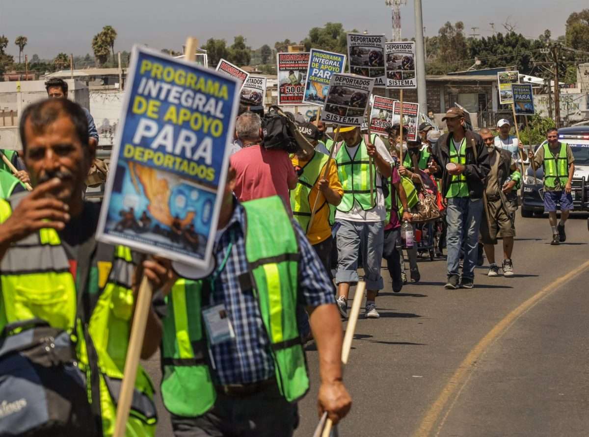 Un grupo de migrantes participa en una protesta hoy, en la ciudad fronteriza Tijuana, Baja California
