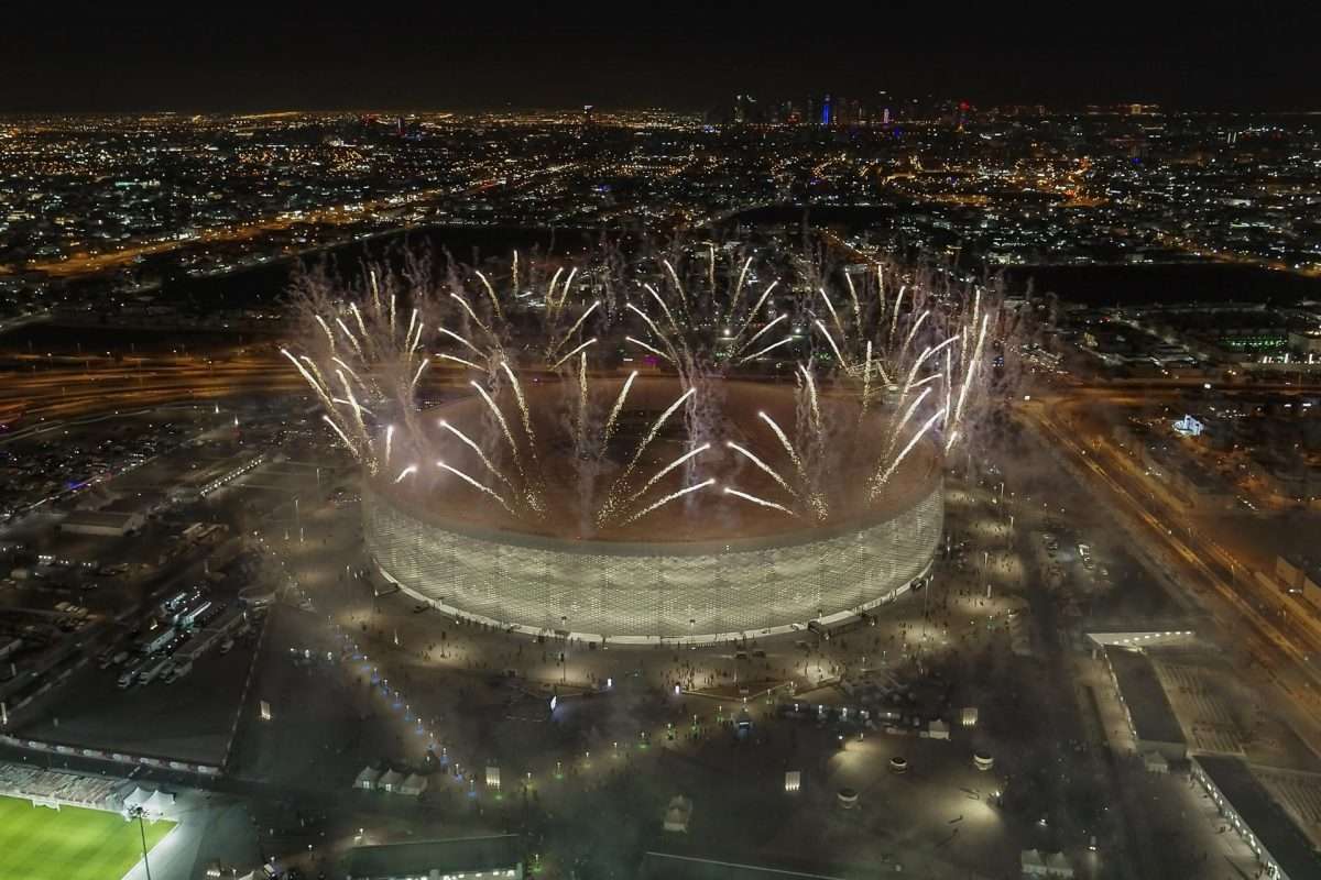 Vista nocturna del estadio Al Thumama en Doha, Qatar. A falta de 100 días para el inicio del Mundial de Qatar,