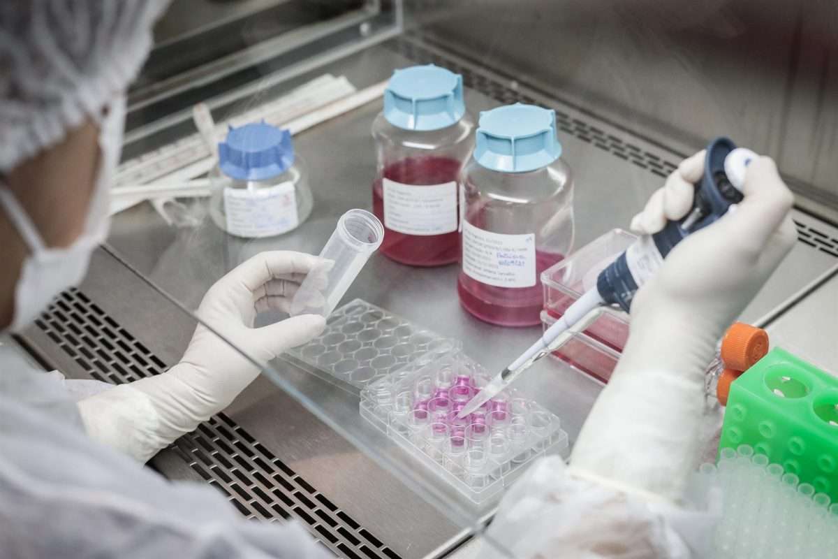 investigador trabajando en un laboratorio.