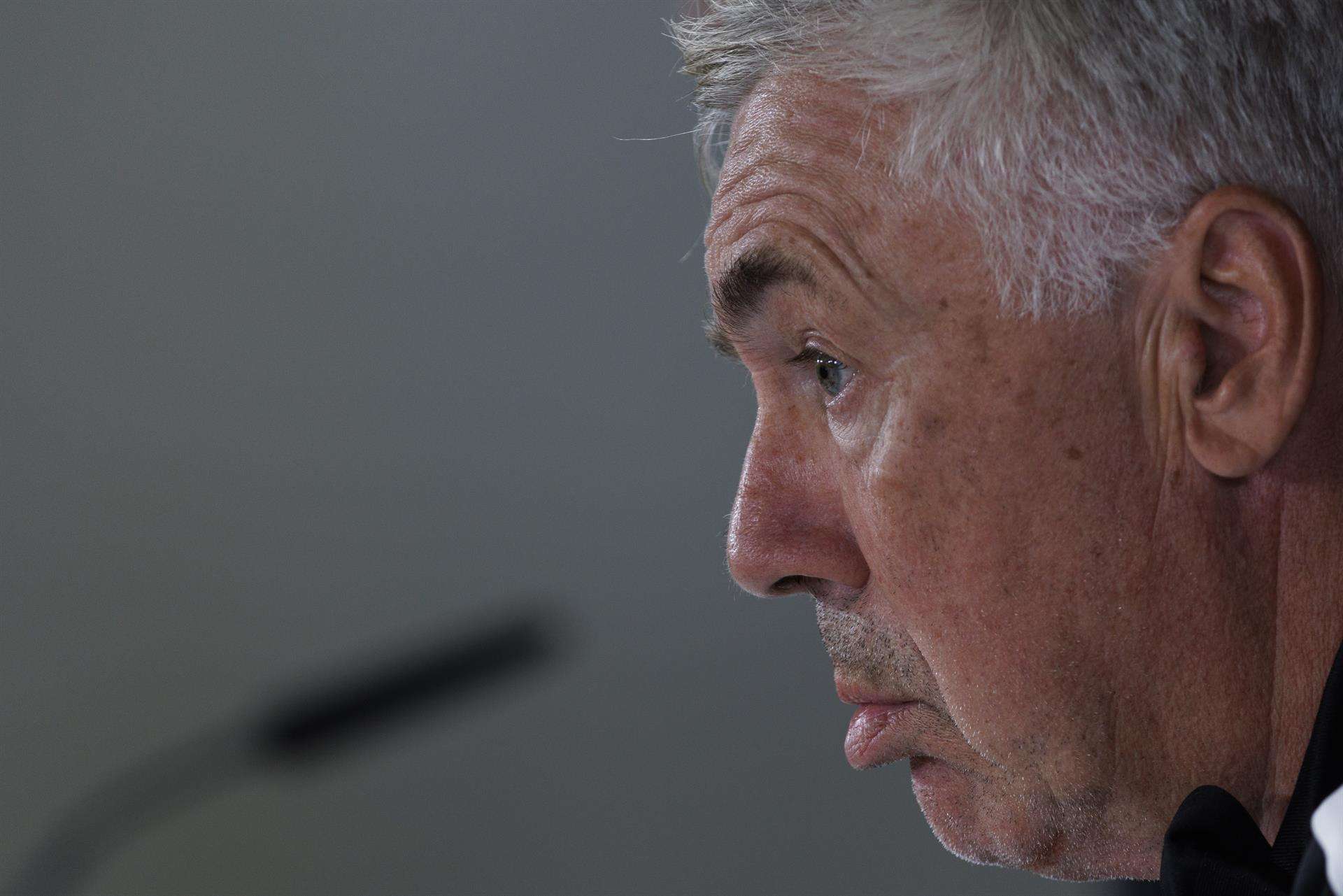 MADRID, 27/08/2022.- El entrenador del Real Madrid Carlo Ancelotti, durante la rueda de prensa tras el entrenamiento del equipo en la Ciudad Deportiva en Valdebebas. EFE/Sergio Pérez