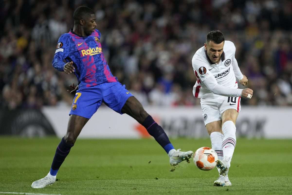 El centrocampista serbio del Eintracht, Filip Kostic, durante el encuentro de la Liga Europa ante el Barcelona, en una foto de archivo. EFE / Alejandro García.