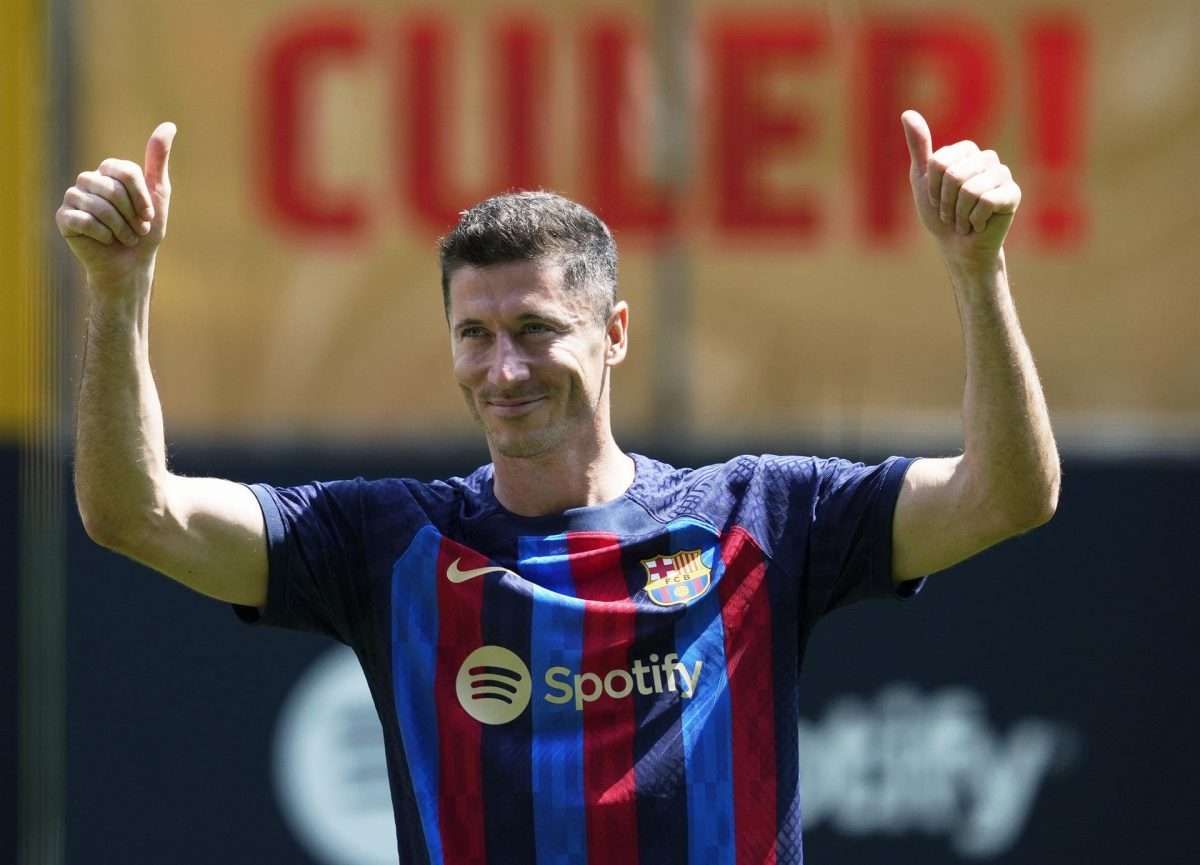 El jugador polaco Robert Lewandowski, durante la presentación en el Camp Nou como nuevo jugador del FC Barcelona. EFE/Alejandro Garcia