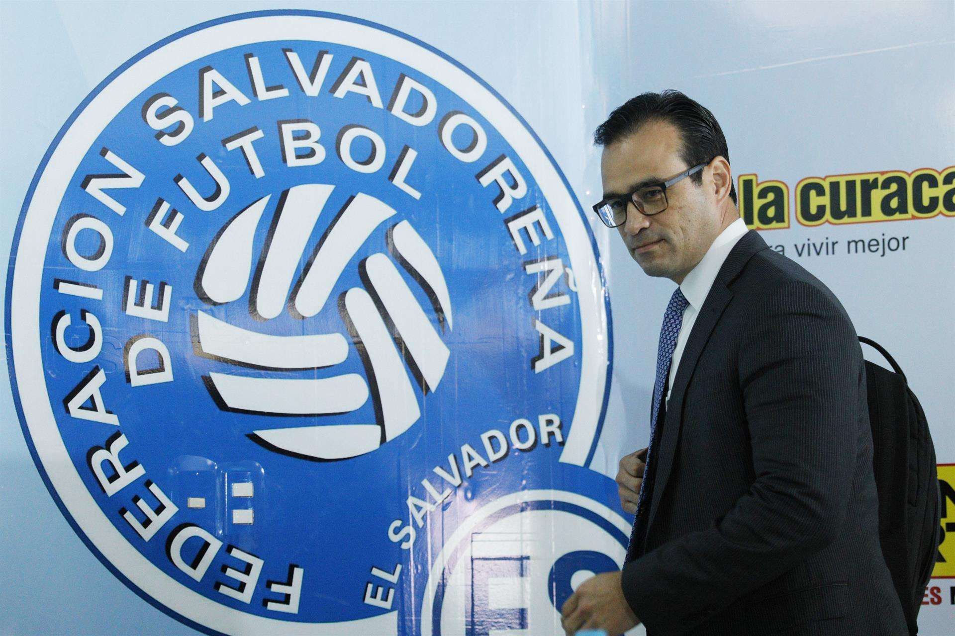 El presidente del comité regulador nombrado por FIFA, Humberto Sáenz Marinero, asiste a una conferencia en la Federación Salvadoreña de Fútbol, hoy en San Salvador (El Salvador). EFE/Rodrigo Sura