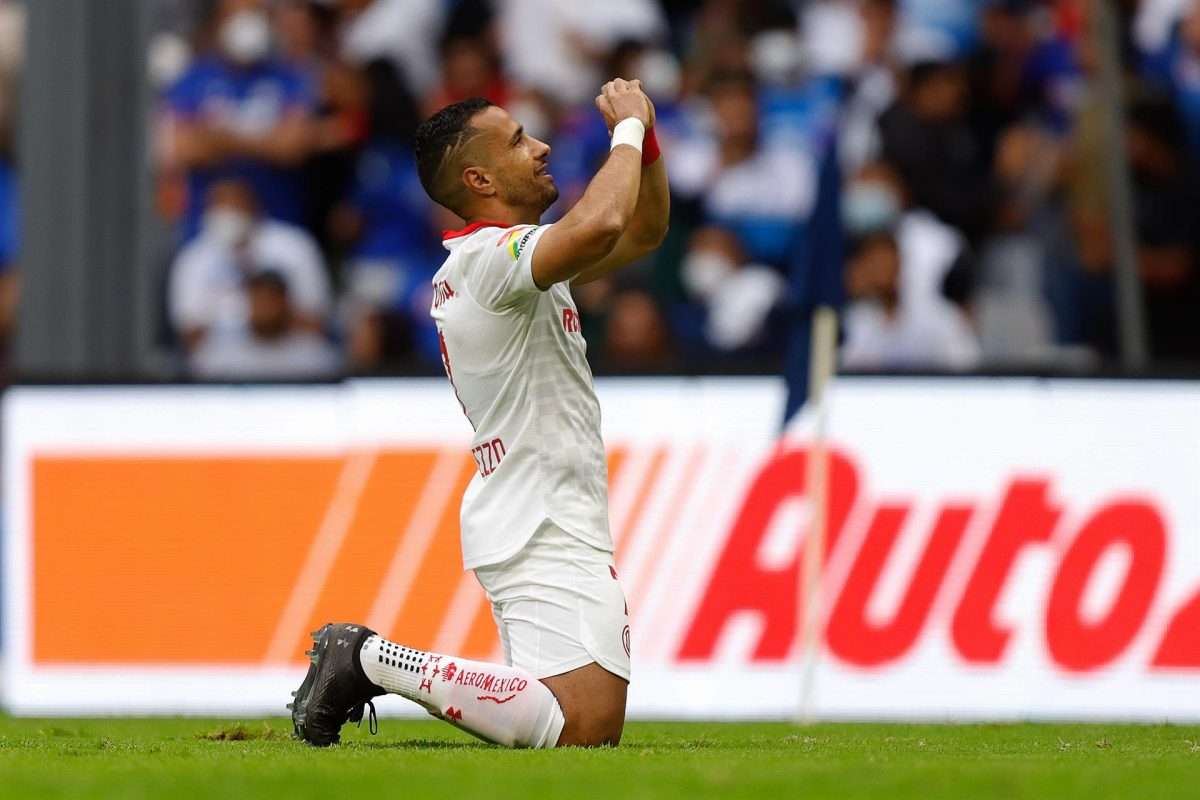 Camilo da Silva, del Toluca, fue registrado este domingo al celebrar un gol que le anotó al Cruz Azul, durante un partido de la jornada 8 del torneo Apertura 2022 de la Liga MX, en el estadio Azteca, en Ciudad de México (México). EFE/Isaac Esquivel
