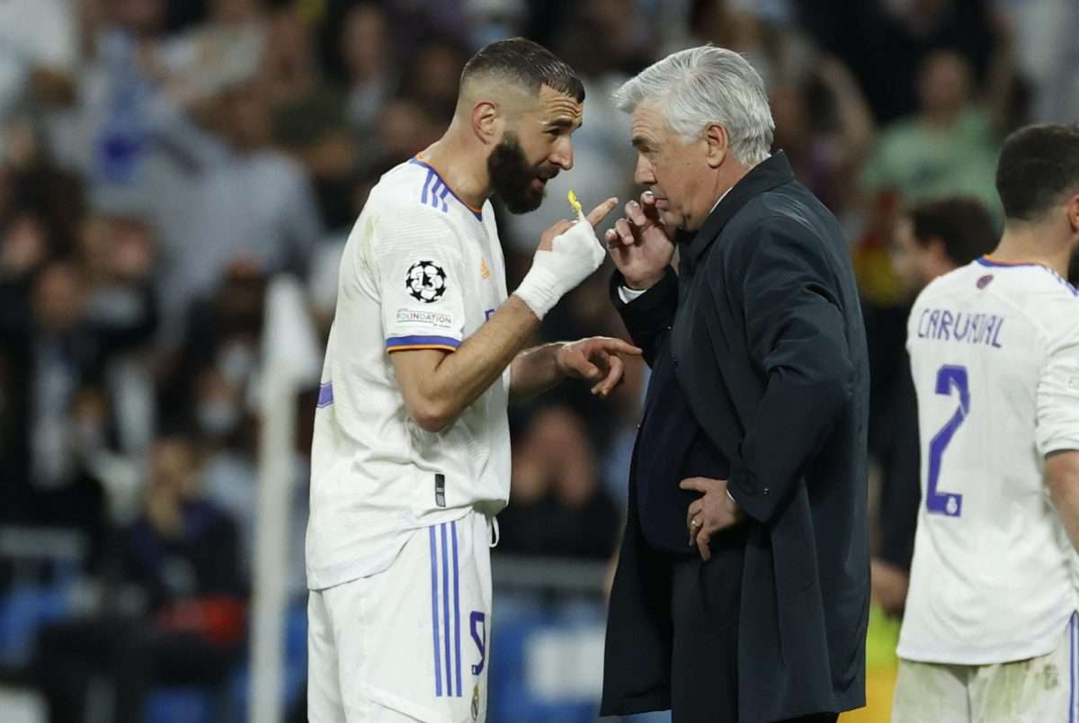 Benzema y Ancelotti conversan en un partido de la pasada temporada. EFE/Juanjo Martín.