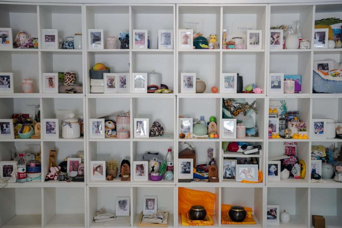 Beijing (China), 11/08/2022.- Urns containing ashes of cremated pets are displayed in a storage room at the Rainbow Planet pet funeral store in Beijing, China, 11 August 2022 (issued 12 August 2022). China'Äôs pet industry is expanding rapidly where the market is worth nearly 300 billion yuan (43 billion EFE/EPA/WU HAO