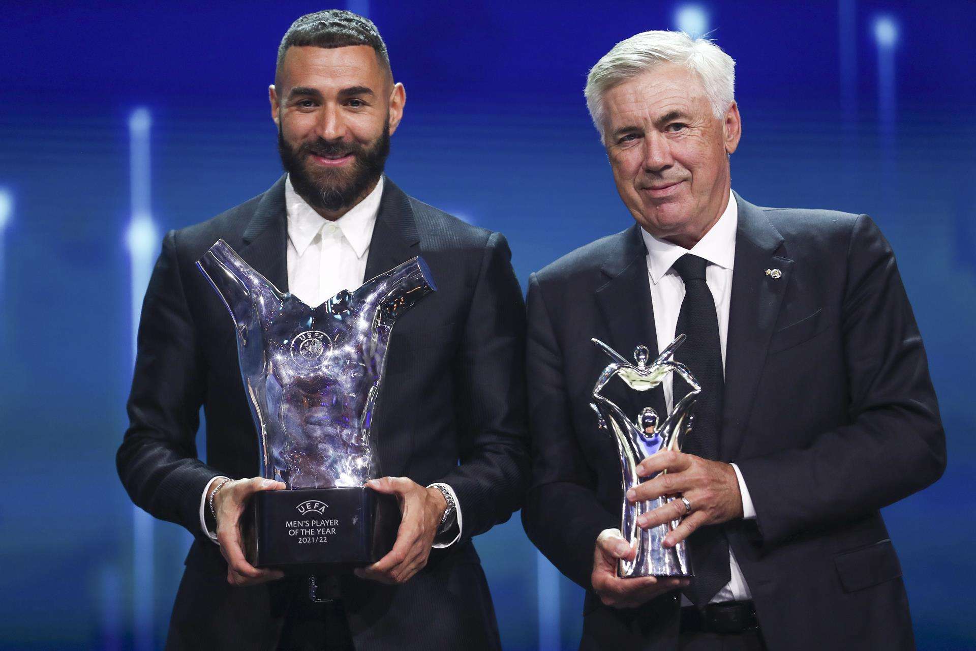 El delantero del Real Madrid Karim Benzema y el entrenador, Carlo Ancelotti, tras recibir sus trofeos en la gala del sorteo de la Liga de Campeones en Estambul. EFE/EPA/SEDAT SUNA
