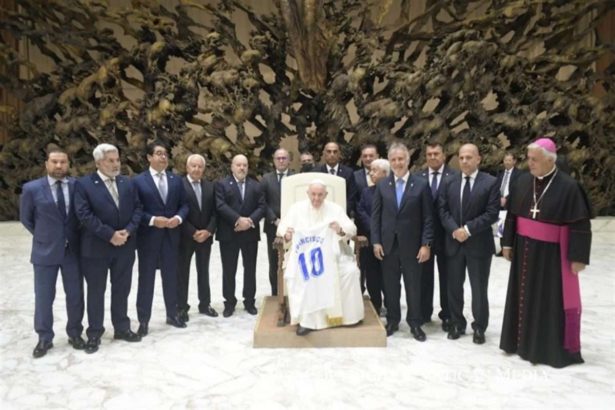 El papa Francisco recibió este miércoles en el Vaticano a una delegación del Club Deportivo Tenerife con motivo del centenario de la entidad deportiva, en una audiencia a la que asistió el presidente del Gobierno de Canarias, Ángel Víctor Torres. EFE/ Vatican Media SOLO USO EDITORIAL/SOLO DISPONIBLE PARA ILUSTRAR LA NOTICIA QUE ACOMPAÑA (CRÉDITO OBLIGATORIO)