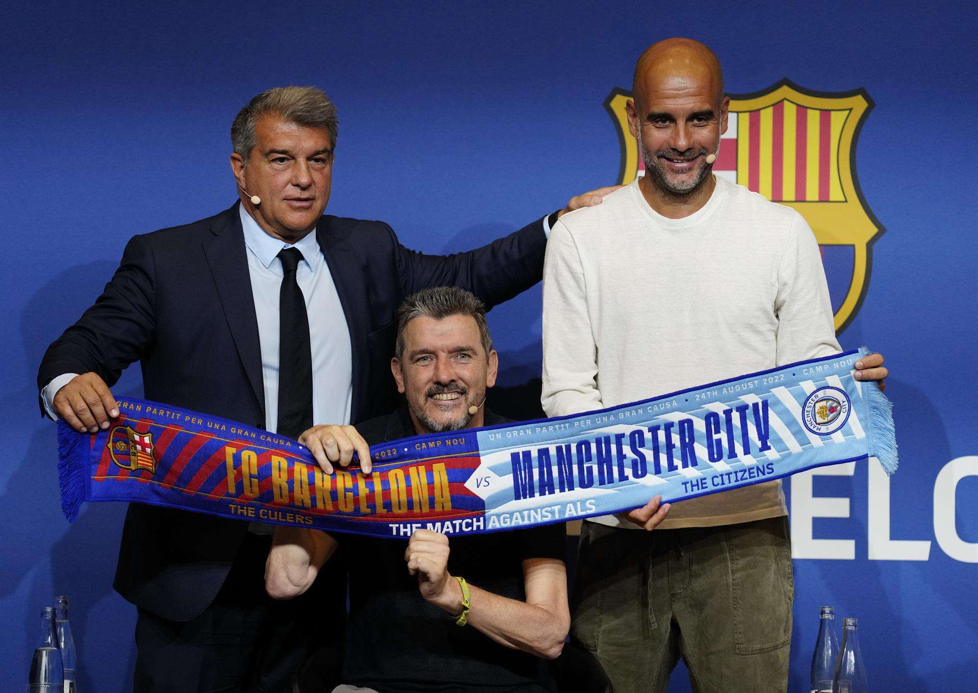 El presidente del FC Barcelona, Joan Laporta (i), el entrenador del Manchester City, Pep Guardiola (d) en una imagen de archivo correspondiente a la presentación del partido que disputarán ambos equipos este miércoles en el Camp Nou, un partido benéfico en favor de la lucha contra la esclerósis lateral amiotrófica (ELA), que impulsa otro ilustre azulgrana, Juan Carlos Unzué, afectado por la enfermedad (c). EFE/Enric Fontcuberta
