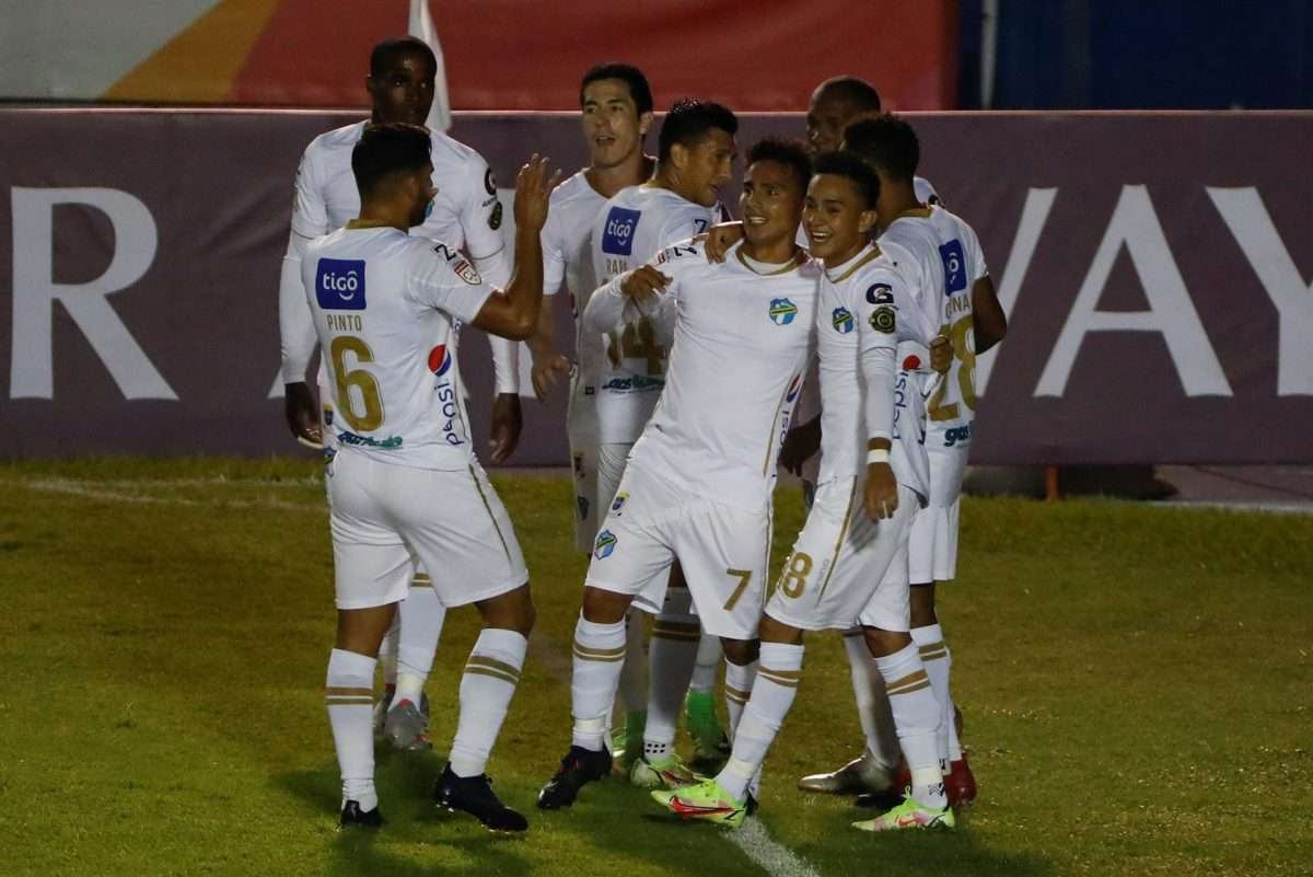 Comunicaciones de Guatemala se coronó en diciembre pasado campeón de la Liga Concacaf en su edición 2021, tras vencer en la final al Motagua hondureño. En la imagen un registro de archivo de otra de las celebraciones del Comunicaciones. EFE/Esteban Biba