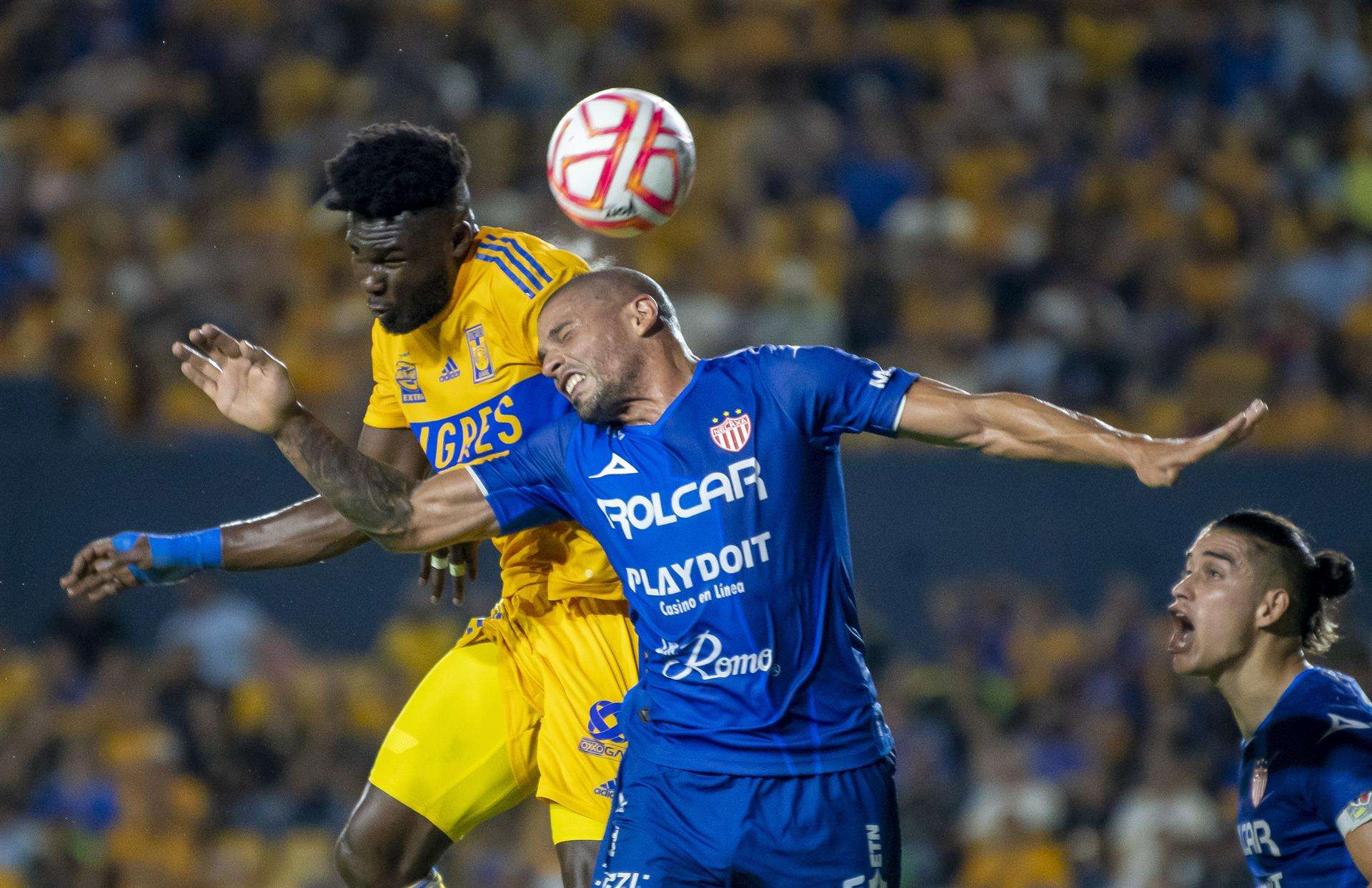 Jordy Caicedo (i) de Tigres disputa el balón con Juan Segovia de Necaxa, hoy, durante un partido de la jornada 11 del Torneo Apertura 2022, disputado en el estadio Universitario, en Monterrey (México). EFE/ Miguel Sierra