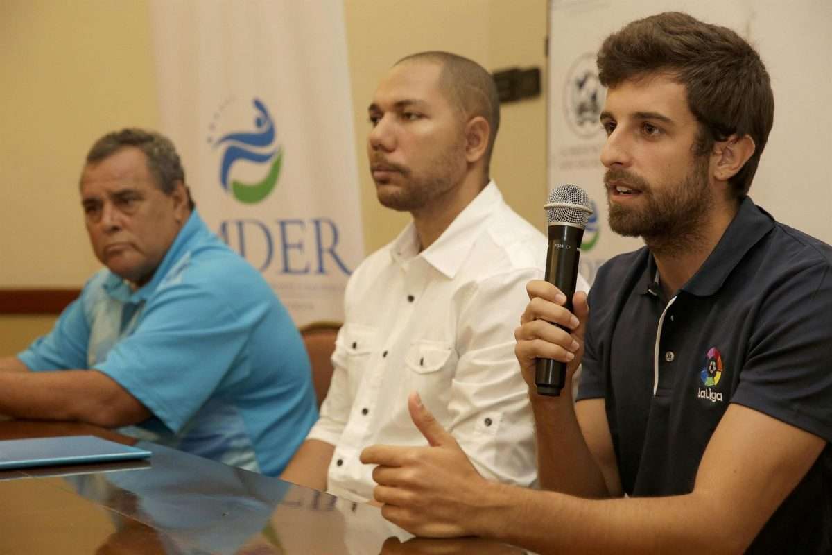 Imagen de archivo del presidente del gubernamental Instituto Nacional de los Deportes de El Salvador (INDES), Yamil Bukele (c). EFE/Rodrigo Sura