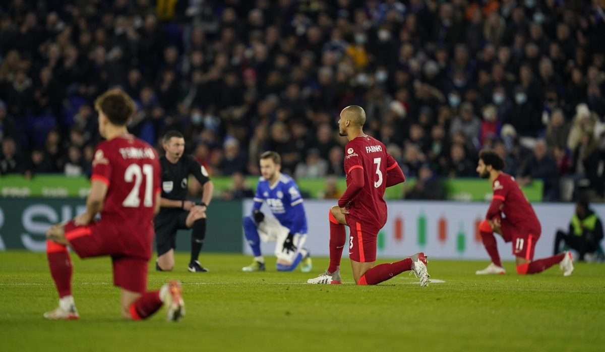 Futbol Inglés Jugadores del Leicester y el Liverpool hincan la rodilla contra el racismo en un partido de temporada de la Premier League. EFE/EPA/Tim Keeton