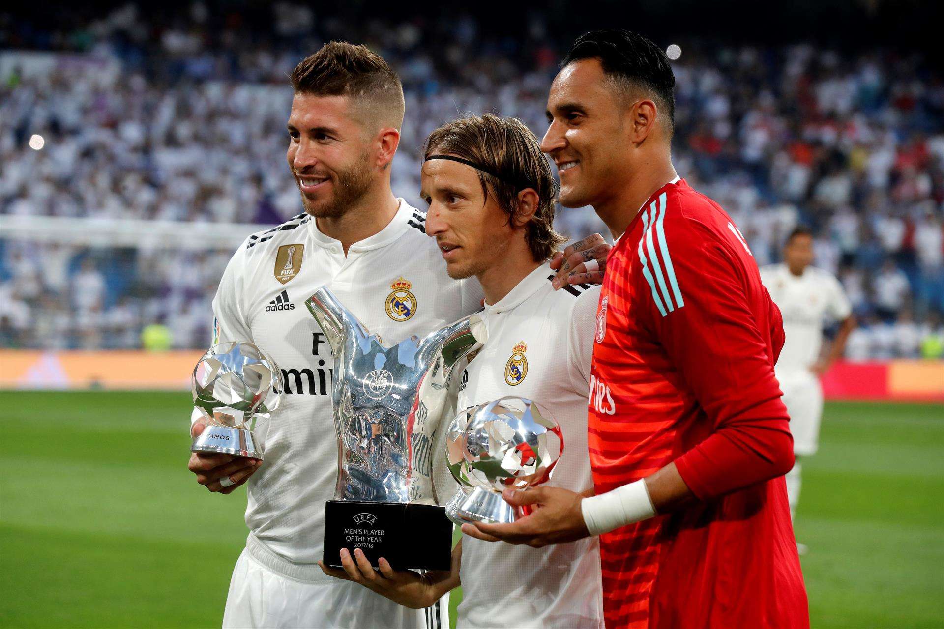 Imagen de archivo del croata Luka Modric (c), el costarricense Keylor Navas (d) y el español Sergio Ramos en la etapa en la que coincidieron en el Real Madrid. EFE/Kiko Huesca