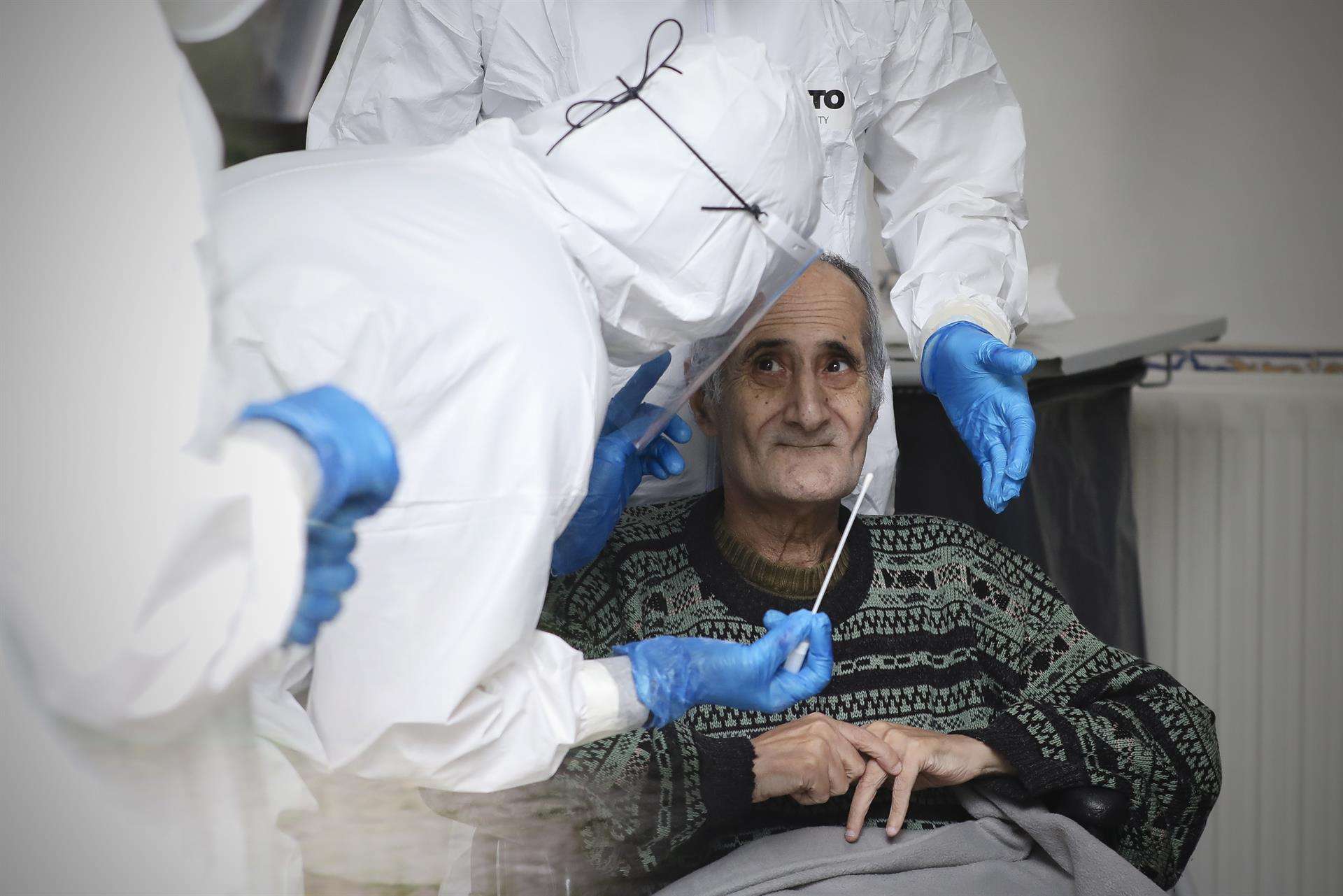 Según un estudio de la Universidad Federal de Sao Carlos (UFSCar) y del University College London, los adultos mayores de sexo masculino que sufren anemia y debilidad muscular tienen un 65 % de riesgo de morir en el transcurso de diez años. Fotografía de archivo. EFE/José Coelho