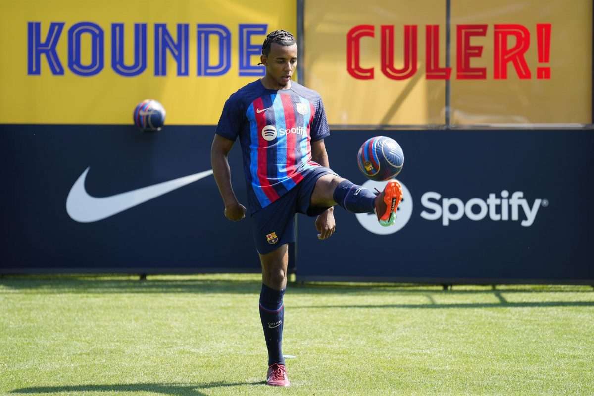 El jugador francés Jules Kounde, durante la presentación este mediodía como nuevo jugador del FC Barcelona, un acto celebrado en la Ciudad Deportiva Tito Vilanova de Sant Joan Despí (Barcelona). EFE/Enric Fontcuberta