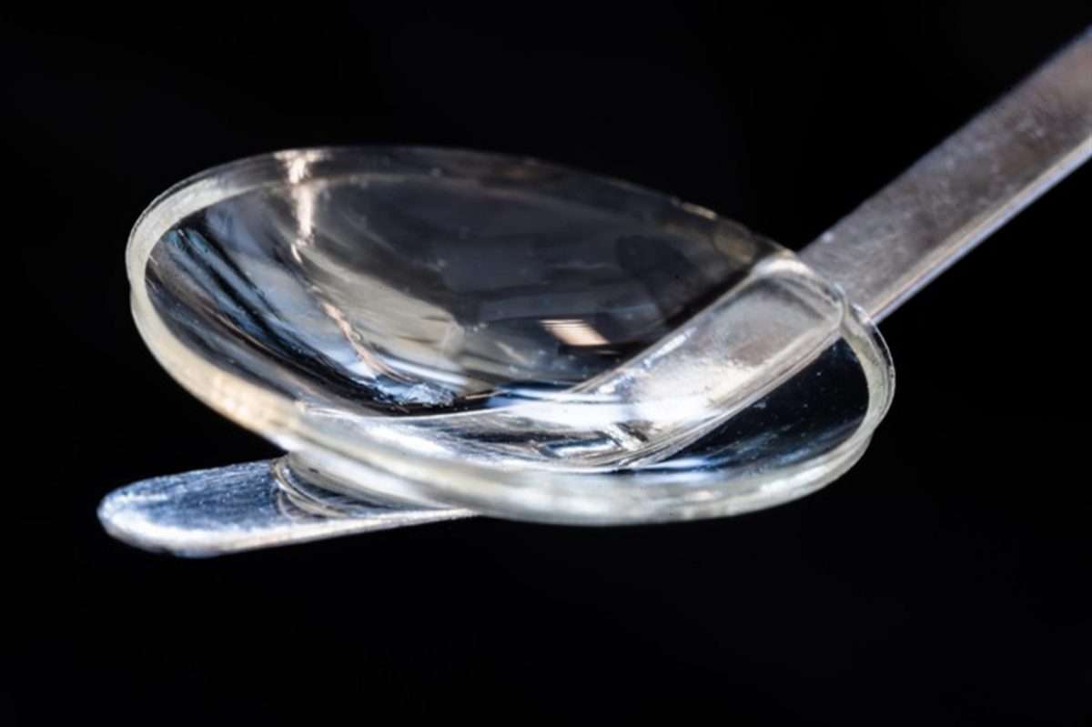 Implante de córnea fabricado con proteína de colágeno procedente de piel de cerdo. EFE/Thor Balkhed/Universidad de Linköping