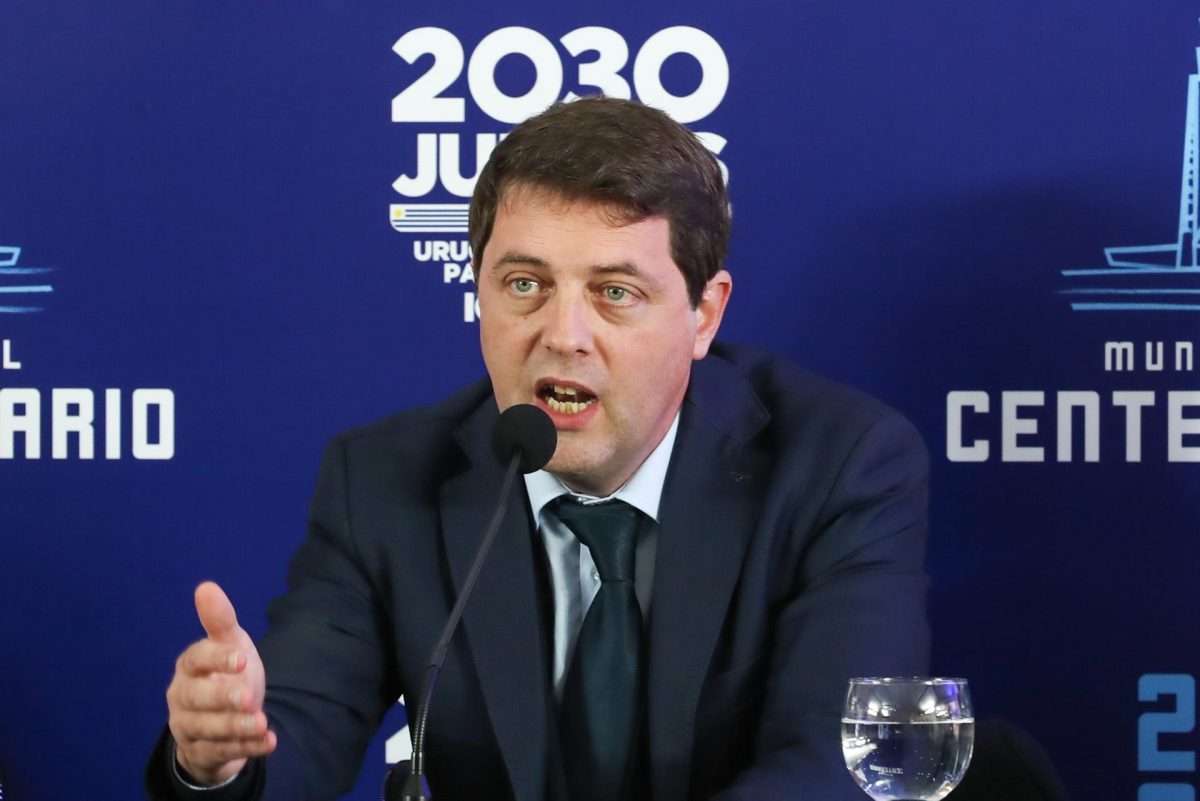 El presidente de la Asociación Uruguaya de Fútbol, Ignacio Alonso, habla en el estadio Centenario en Montevideo (Uruguay). EFE/Raúl Martínez