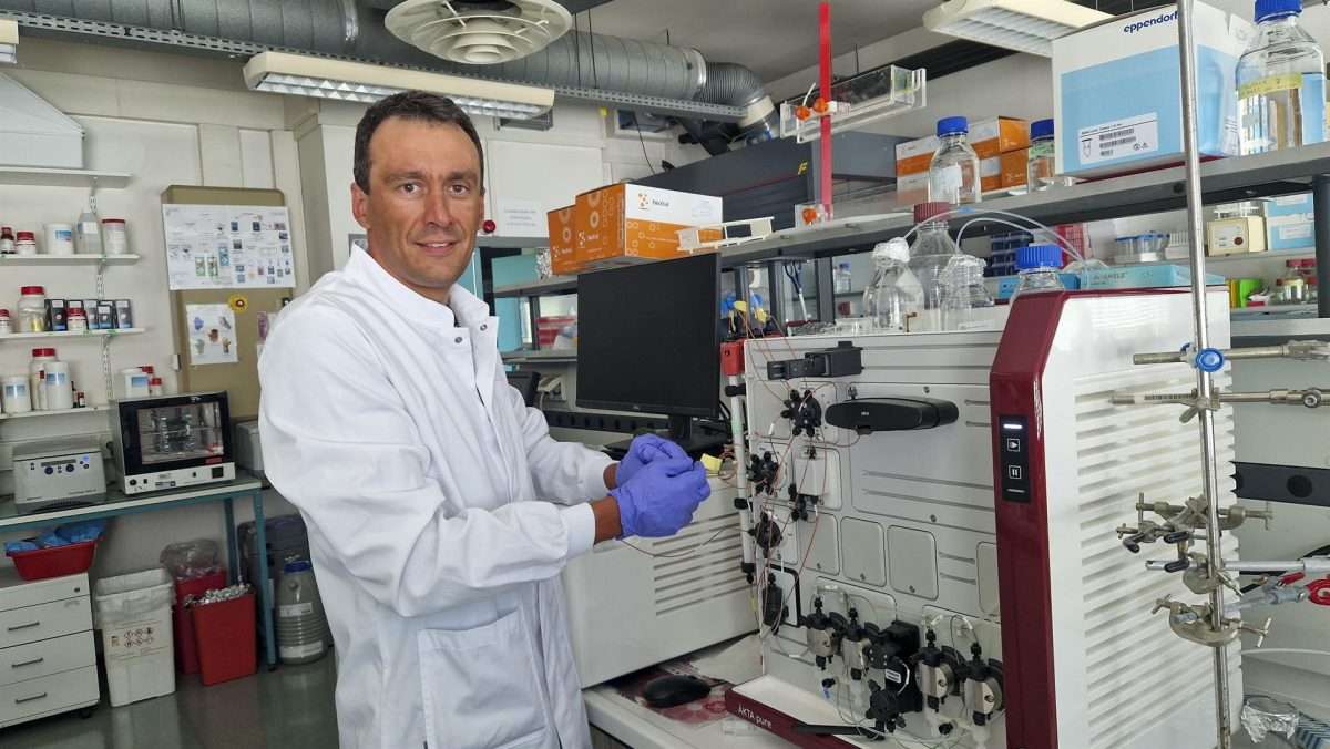 La inteligencia artificial cada vez está más presente en la biología. AlphaFold ha logrado el "google maps" de casi todas las proteínas conocidas por la ciencia, un avance gigante que servirá para abordar retos futuros y que traerá "descubrimientos que aún no podemos prever", señala a Efe uno de los investigadores del proyecto, Marco Marcia, jefe de grupo en el Laboratorio Europeo de Biología Molecular (EMBL) en su sede de Grenoble, Francia. EFE/ Karina Sabalette / Marco Marcia SOLO USO EDITORIAL/SOLO DISPONIBLE PARA ILUSTRAR LA NOTICIA QUE ACOMPAÑA (CRÉDITO OBLIGATORIO)