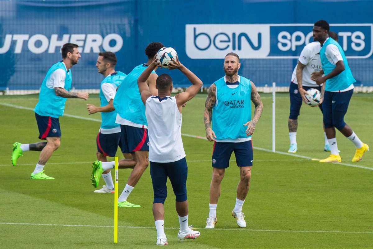 Kylian Mbappe (c-i) y Sergio Ramos (c-d), en el entrenamiento de este jueves del París Saint Germain. EFE/EPA/CHRISTOPHE PETIT TESSON