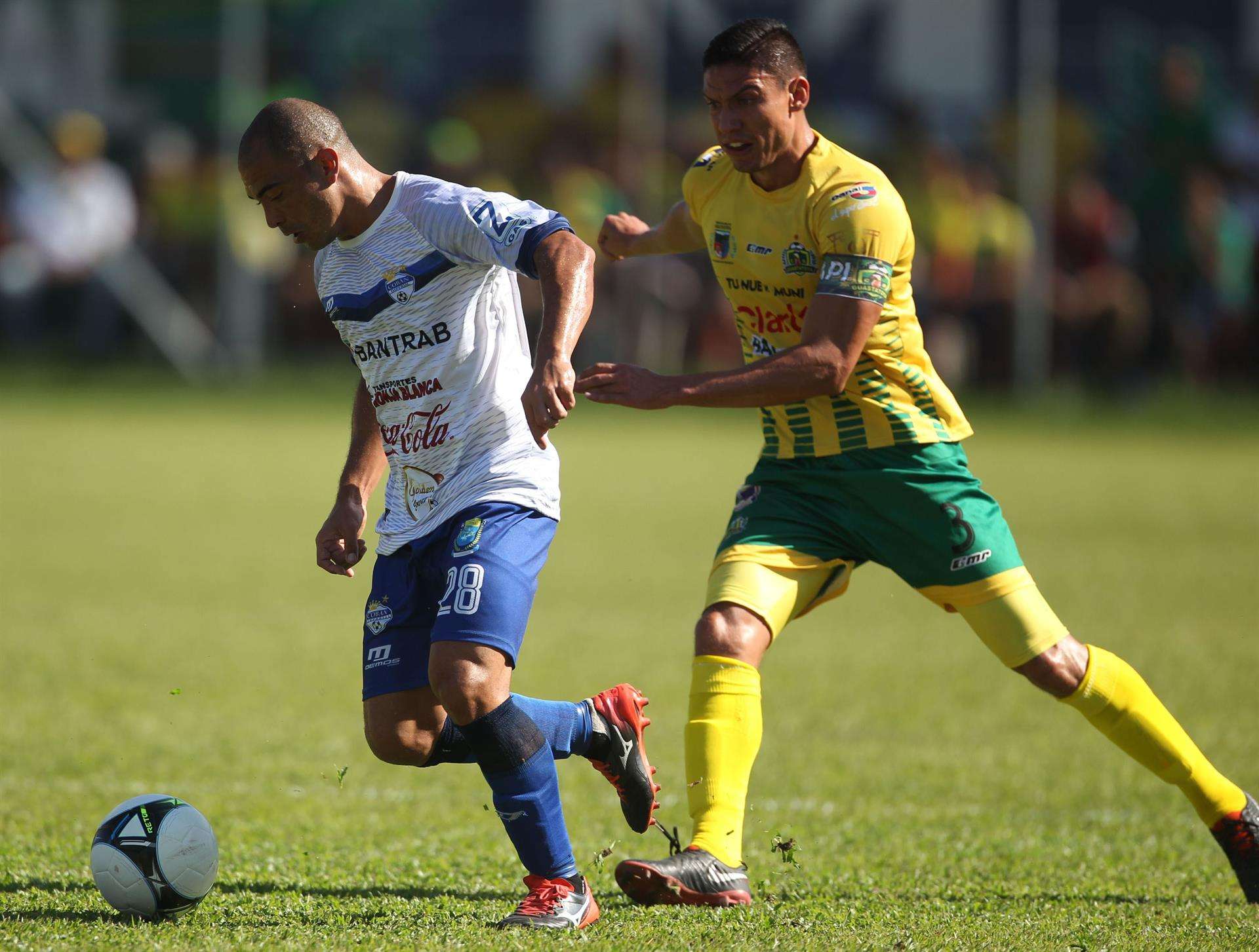 Fotografía de archivo en la que se registró otra de las actuaciones del delantero brasileño Janderson Pereira (i), al actuar con el club guatemalteco de fútbol Cobán Imperial, en el estadio David Cordón Hichos, en Guastatoya (Guatemala). EFE/Douglas Suruy