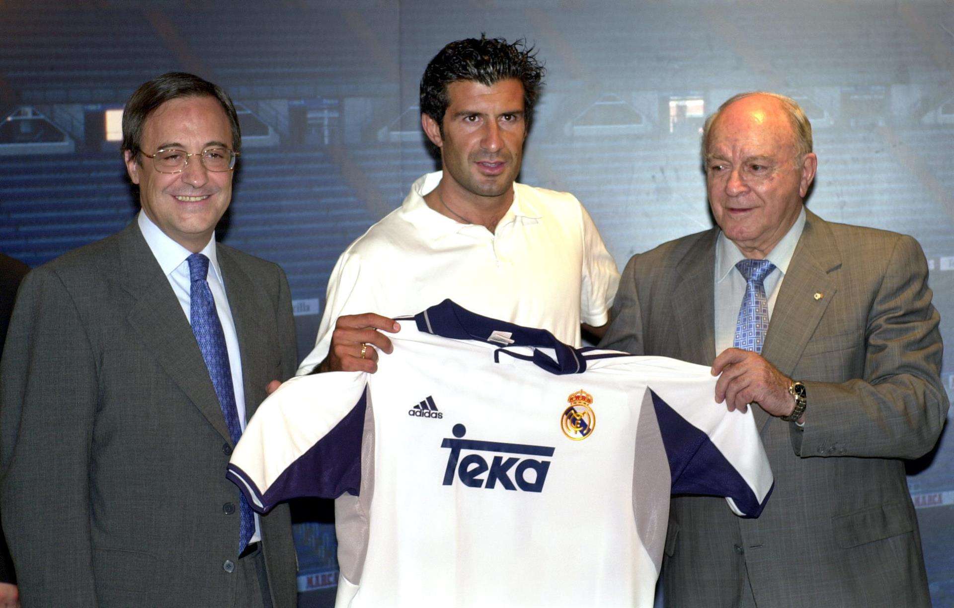 Imagen de archivo del portugués Luis Figo en su presentación como jugador del Real Madrid. EFE/JOSE HUESCA