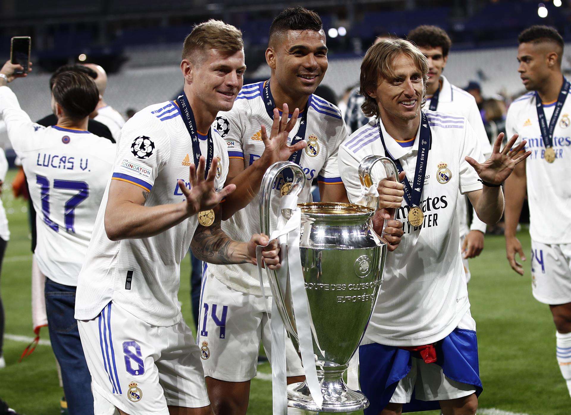 Saint-denis (France), 28/05/2022.- (L-R) - Toni Kroos, Casemiro and Luka Modric of Real Madrid pose with the trophy after winning the UEFA Champions League final between Liverpool FC and Real Madrid at Stade de France in Saint-Denis, near Paris, France, 28 May 2022. (Liga de Campeones, Francia) EFE/EPA/MOHAMMED BADRA