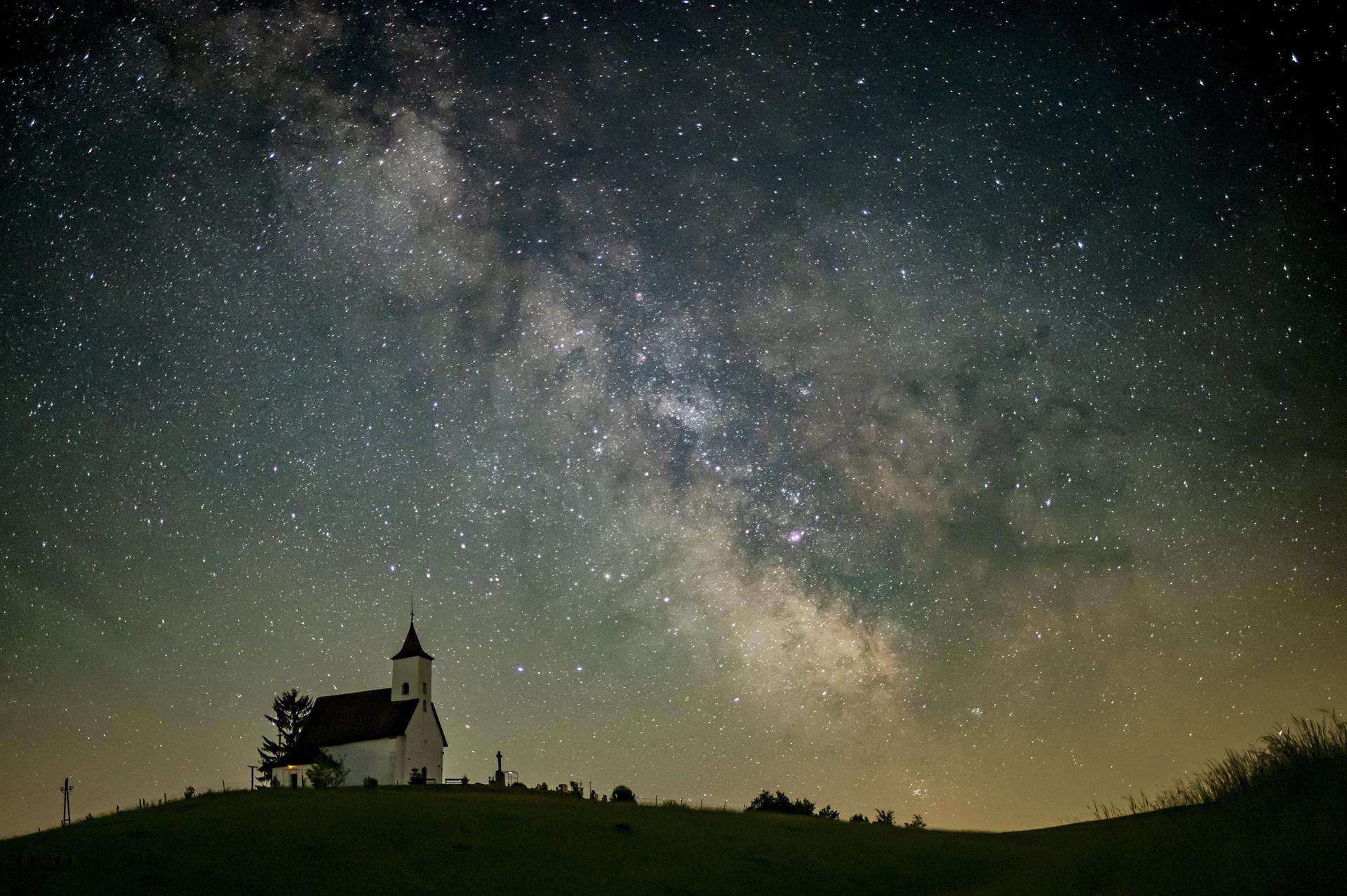 En la imagen de archivo, la Vía Láctea se ve en los cielos de Eslovaquia. EFE/EPA/Peter Komka