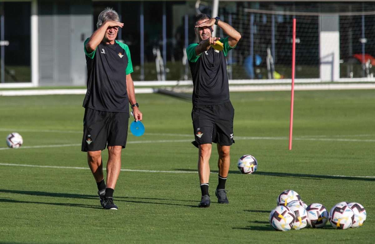 Manuel Pellegrini (i) y su segundo, Fernando, en un entrenamiento en esta pretemporada EFE/Julio Muñoz,
